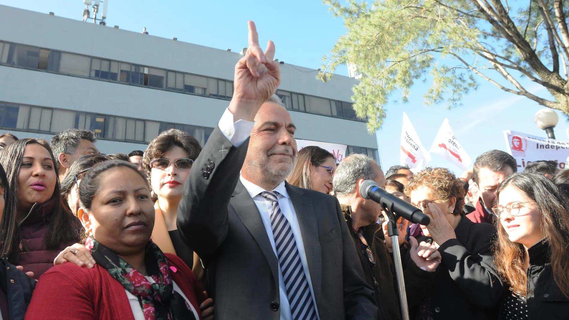 ALFONSO RAMIREZ CUELLAR ENTREGA CONSTANCIA EN EL INE (1)